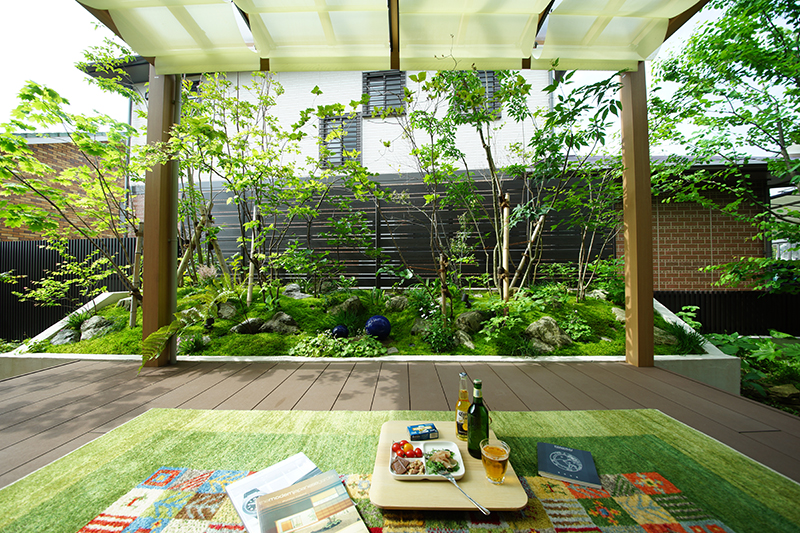 この庭は家から眺めるだけでなく、歩きながら、佇みながら、緑と風に包まれる心地良さを体感する庭。